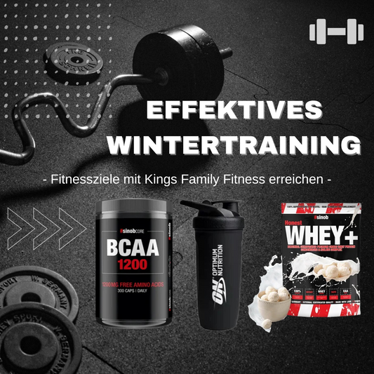 Gemütliche Indoor-Trainingsszene mit Yoga-Matte, Hanteln, Protein-Shaker und Proteinpulver vor einem Fenster mit schneebedecktem Winterhintergrund – ideal für Heimtraining im Winter.